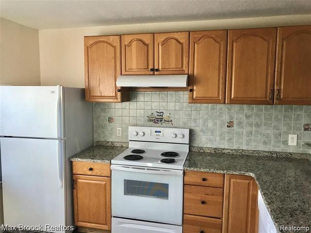 1653 Wimbledon Drive, Walled Lake, MI 48390