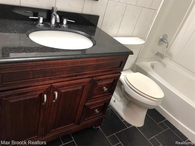 1653 Wimbledon Drive, Walled Lake, MI 48390