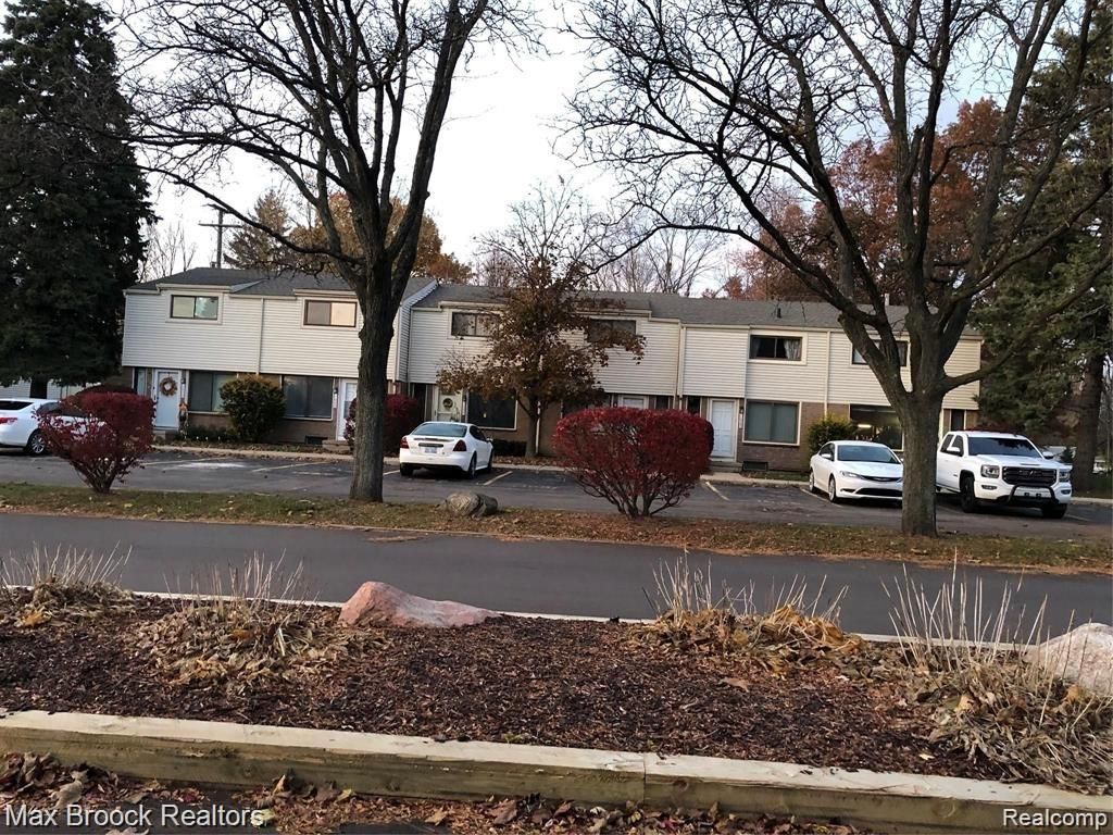 1653 Wimbledon Drive, Walled Lake, MI 48390