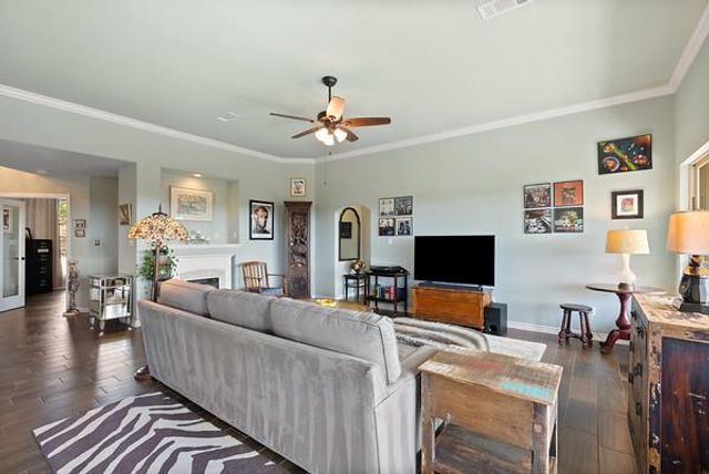 906 Daviot DR, Spicewood, TX 78669