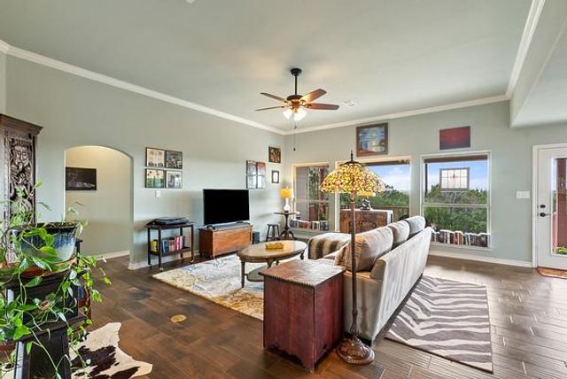 906 Daviot DR, Spicewood, TX 78669