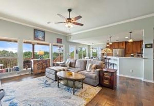 906 Daviot DR, Spicewood, TX 78669