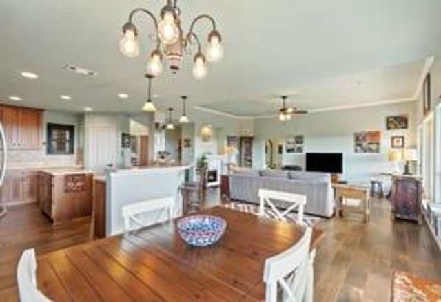 906 Daviot DR, Spicewood, TX 78669