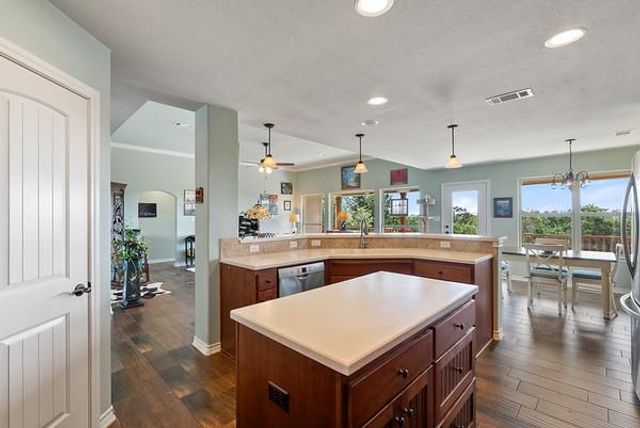 906 Daviot DR, Spicewood, TX 78669