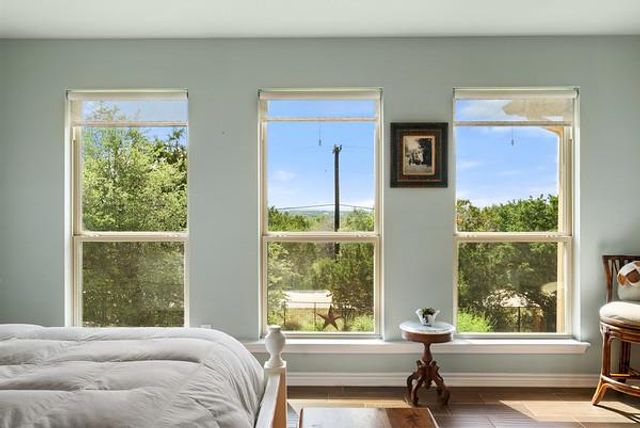 906 Daviot DR, Spicewood, TX 78669