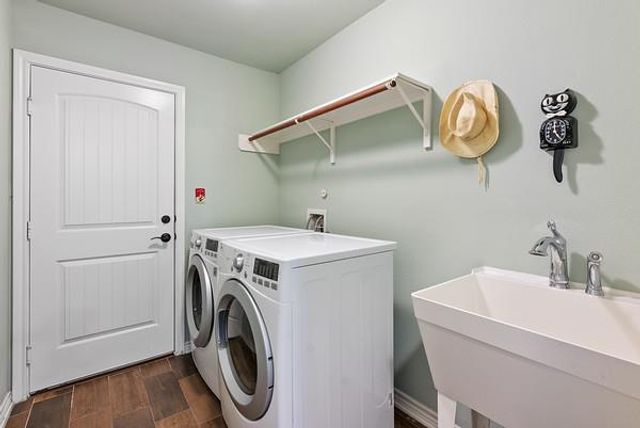 906 Daviot DR, Spicewood, TX 78669