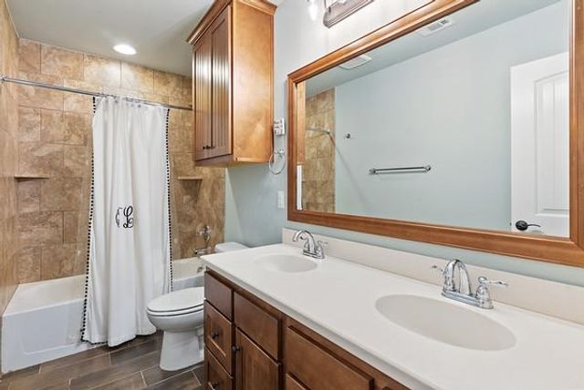 906 Daviot DR, Spicewood, TX 78669