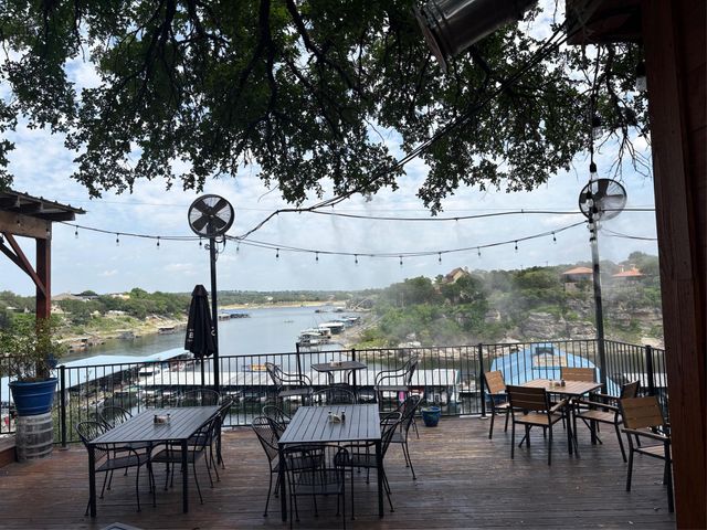 906 Daviot DR, Spicewood, TX 78669