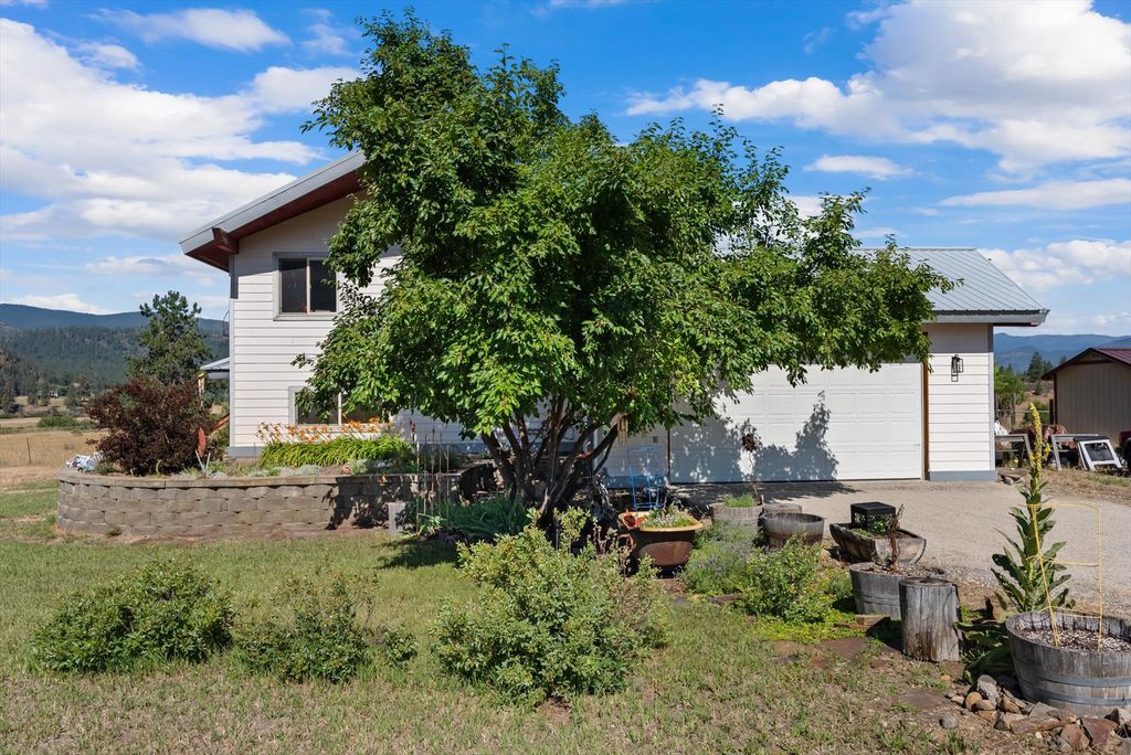 Image 3 of property listing at 4 Sunset Court, Plains, MT 59859
