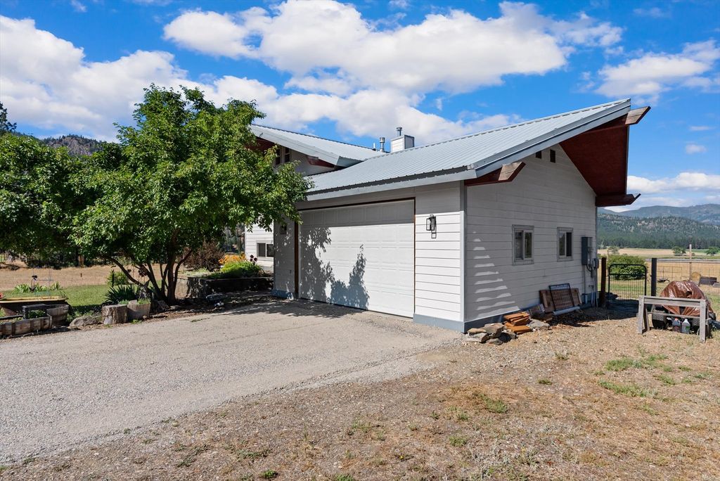 Image 8 of property listing at 4 Sunset Court, Plains, MT 59859
