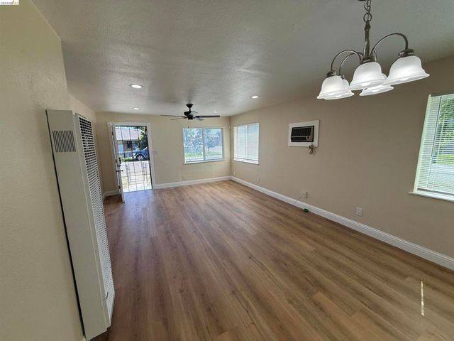 2353 Robindale Ave, Stockton, CA 95205