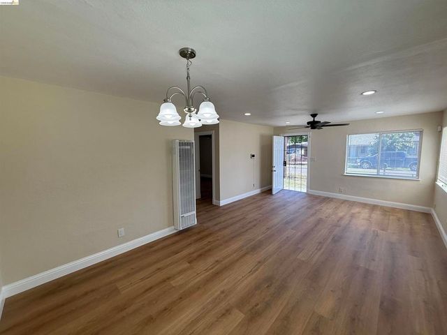 2353 Robindale Ave, Stockton, CA 95205