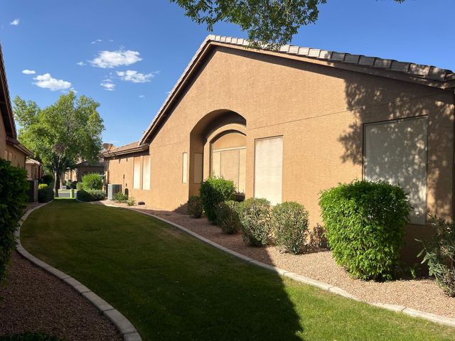 9635 E Rocky Lake Drive, Sun Lakes, AZ 85248
