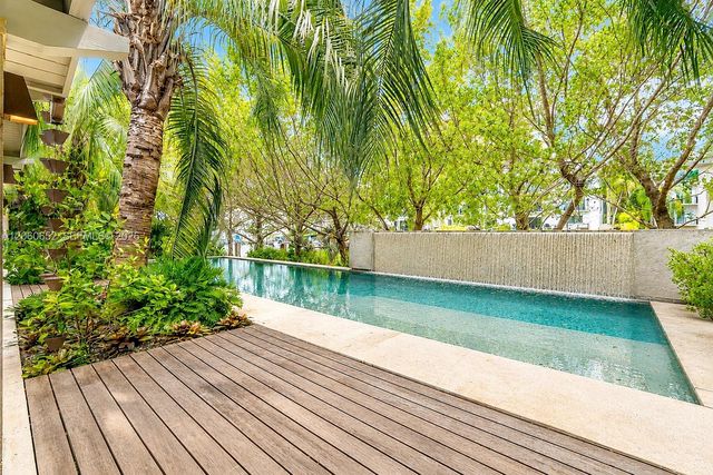 6840 Sunrise Pl, Coral Gables, FL 33133
