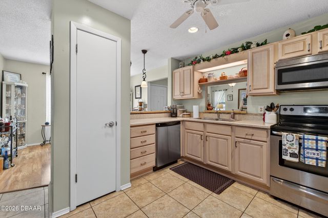10 Lakepoint Circle, Port Orange, FL 32128