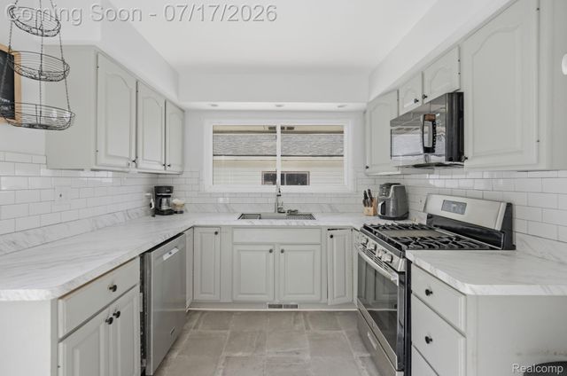 21201 E 12 Mile Road, St. Clair Shores, MI 48081