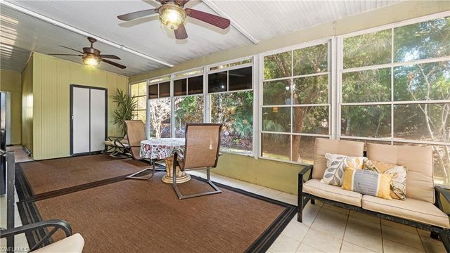 101 Sugar Loaf LN, Naples, FL 34114