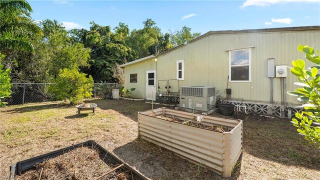 101 Sugar Loaf LN, Naples, FL 34114