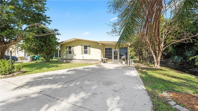 101 Sugar Loaf LN, Naples, FL 34114