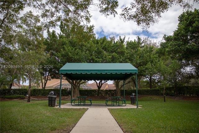 924 Falling Water Rd 924, Weston, FL 33326