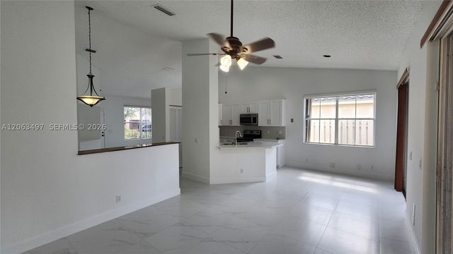 924 Falling Water Rd 924, Weston, FL 33326