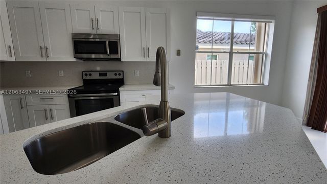 924 Falling Water Rd 924, Weston, FL 33326