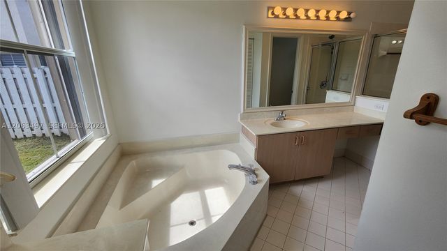 924 Falling Water Rd 924, Weston, FL 33326