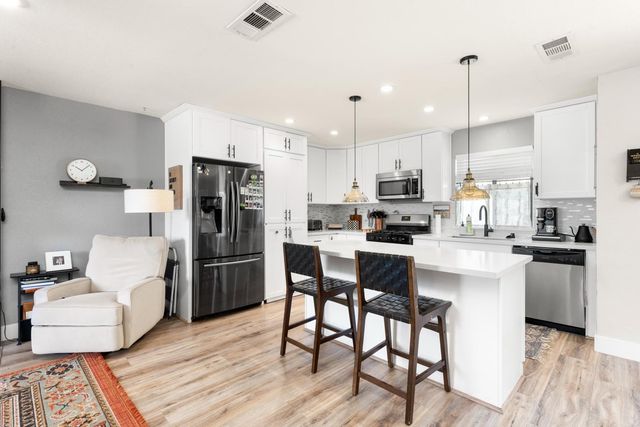 10555 Olson Dr, Rancho Cordova, CA 95670