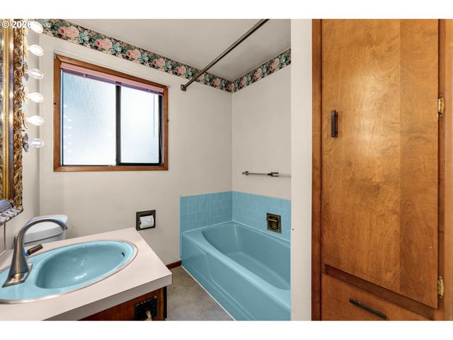 34100 Nw PACIFIC Hwy, La Center, WA 98629
