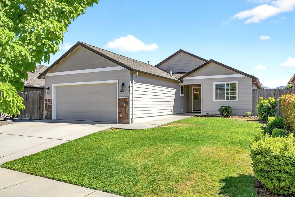 1041 Compton Way, Medford, OR 97501