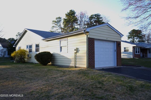 27 Moccasin Drive, Whiting, NJ 08759