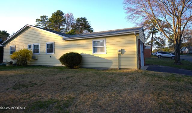 27 Moccasin Drive, Whiting, NJ 08759