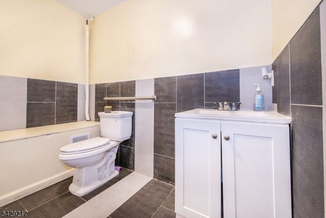 223 Martin Luther King Jr Dr, Jersey City, NJ 07305