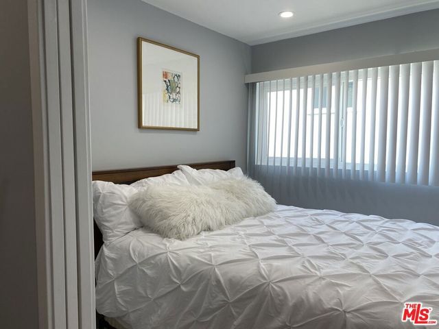 425 S Kenmore Avenue 214, Los Angeles, CA 90020