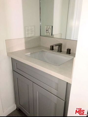 425 S Kenmore Avenue 214, Los Angeles, CA 90020