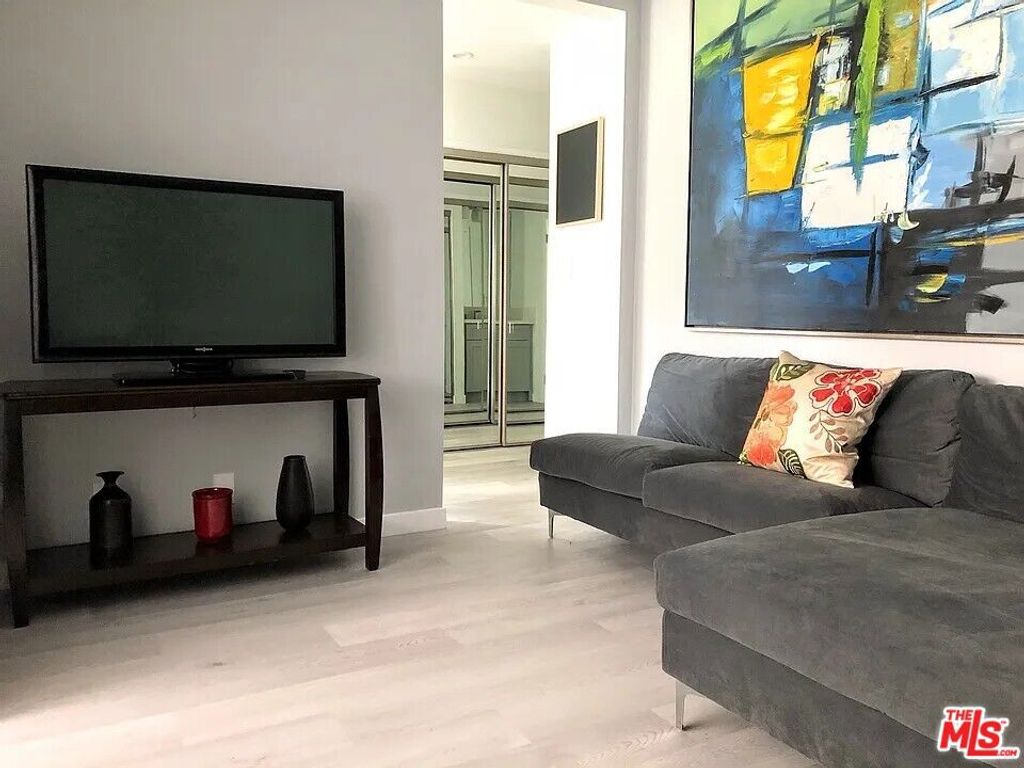 425 S Kenmore Avenue 214, Los Angeles, CA 90020