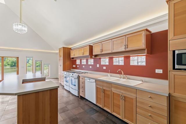 2642 250th Street, De Witt, IA 52472