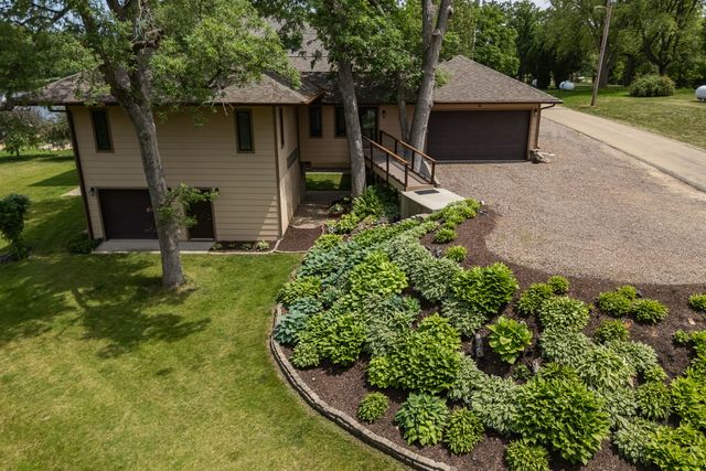 2642 250th Street, De Witt, IA 52472