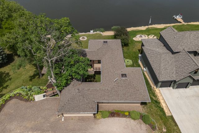 2642 250th Street, De Witt, IA 52472