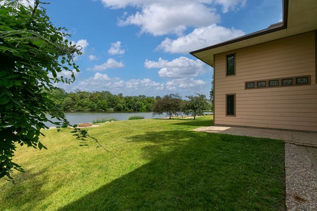 2642 250th Street, De Witt, IA 52472