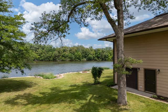 2642 250th Street, De Witt, IA 52472