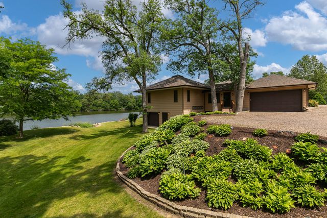 2642 250th Street, De Witt, IA 52472