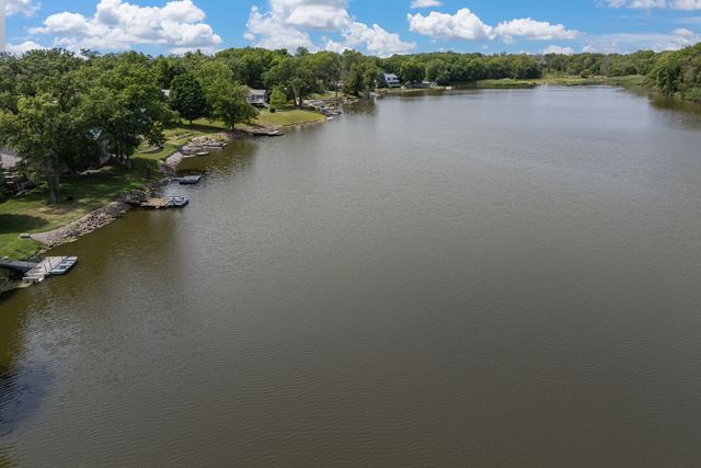 2642 250th Street, De Witt, IA 52472