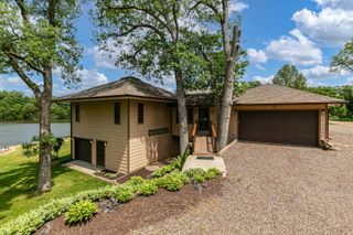 2642 250th Street, De Witt, IA 52472
