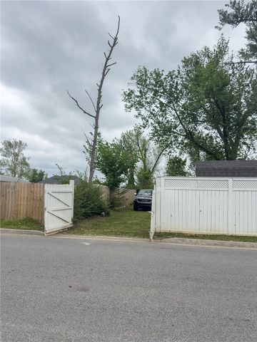 519 N 10th Street, Rogers, AR 72756