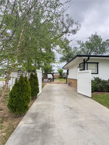 519 N 10th Street, Rogers, AR 72756
