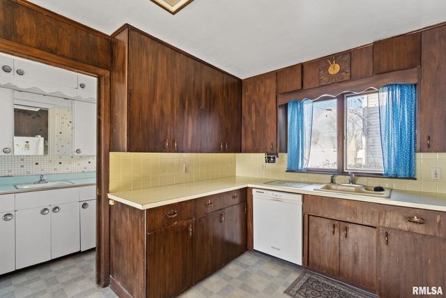 2709 16TH Street, Moline, IL 61265