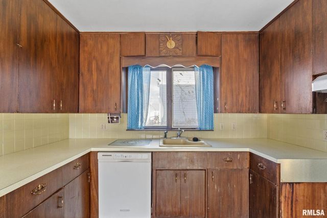 2709 16TH Street, Moline, IL 61265