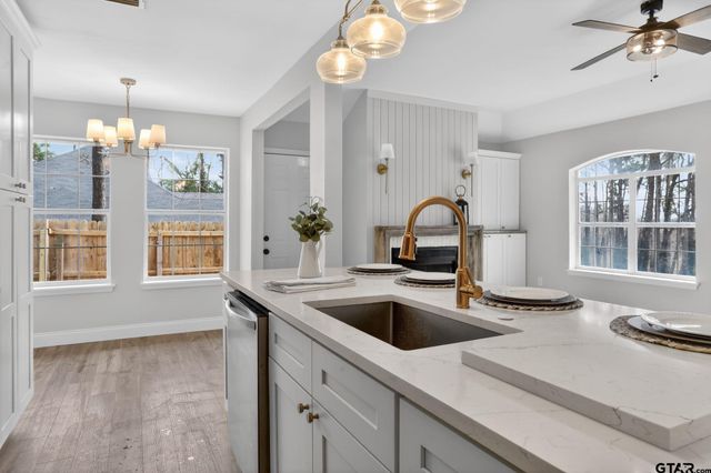 17042 Mary Martin Dr, Flint, TX 75762