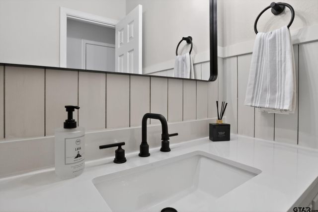 17042 Mary Martin Dr, Flint, TX 75762